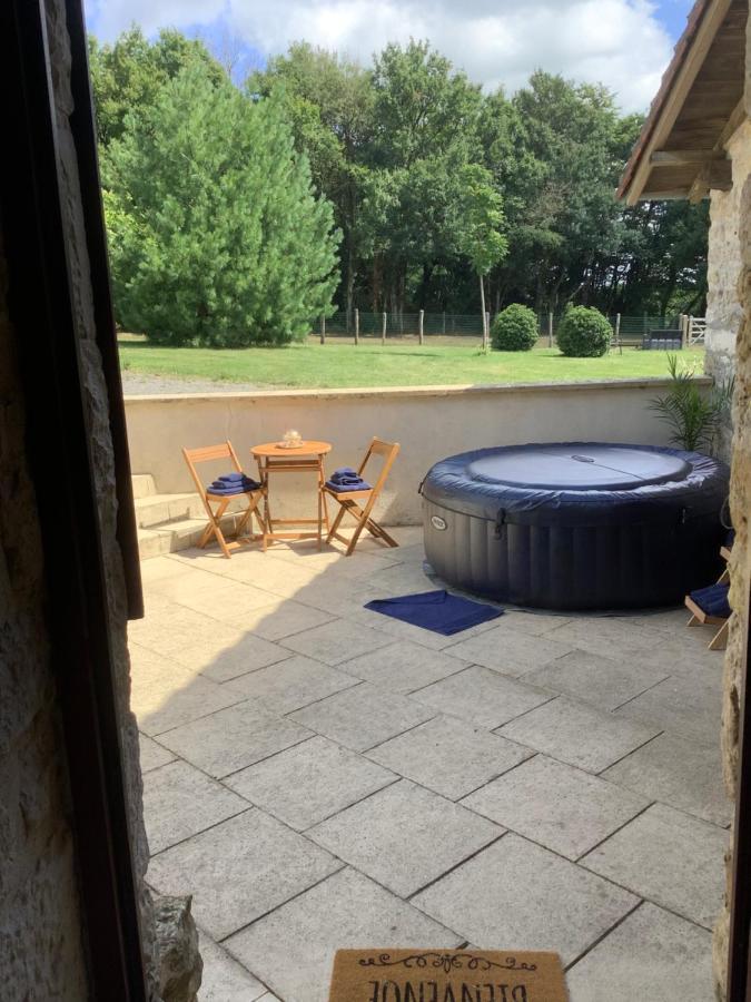 Gîte vallée magique Panissaud Le Grand-Madieu Exterior foto