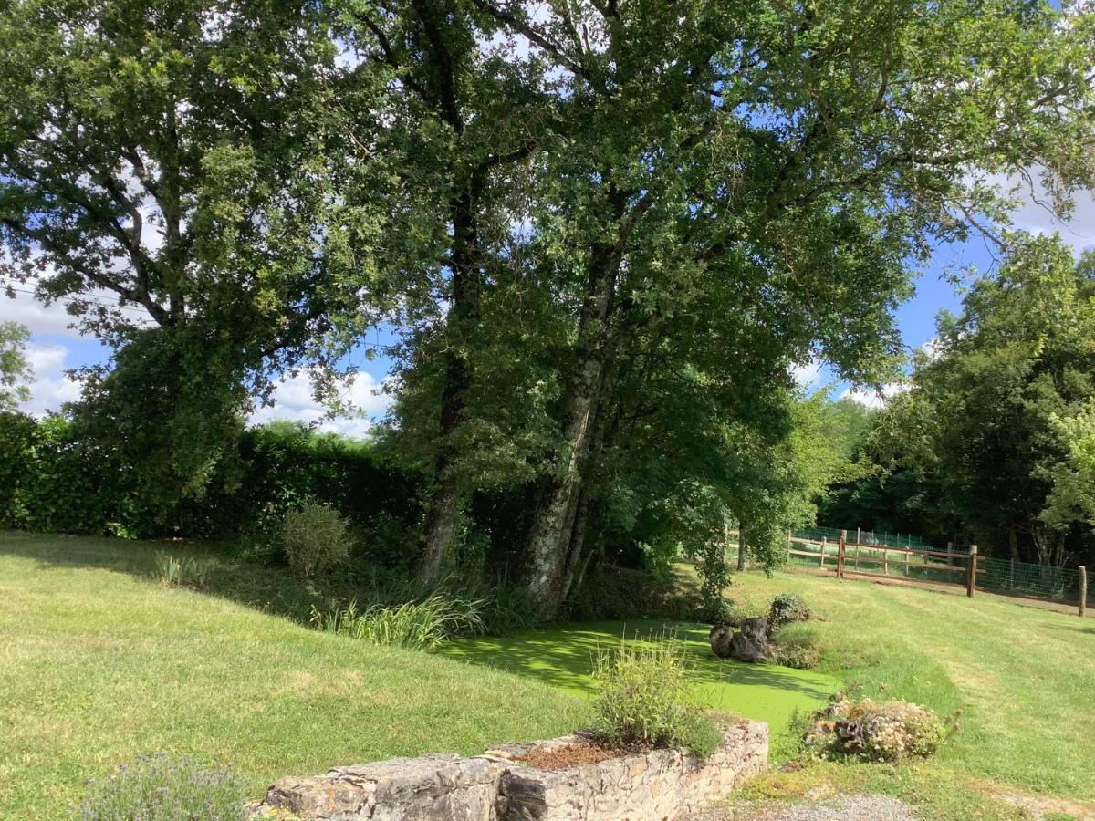 Gîte vallée magique Panissaud Le Grand-Madieu Exterior foto